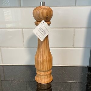 Williams-Sonoma Olivewood Pepper Mill, Brand new